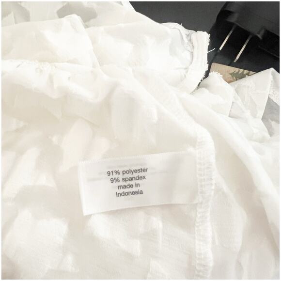 Lane Bryant Textured Peplum Stars Blouse Size 14/16 White V-Neck Button Playful - Picture 11 of 12